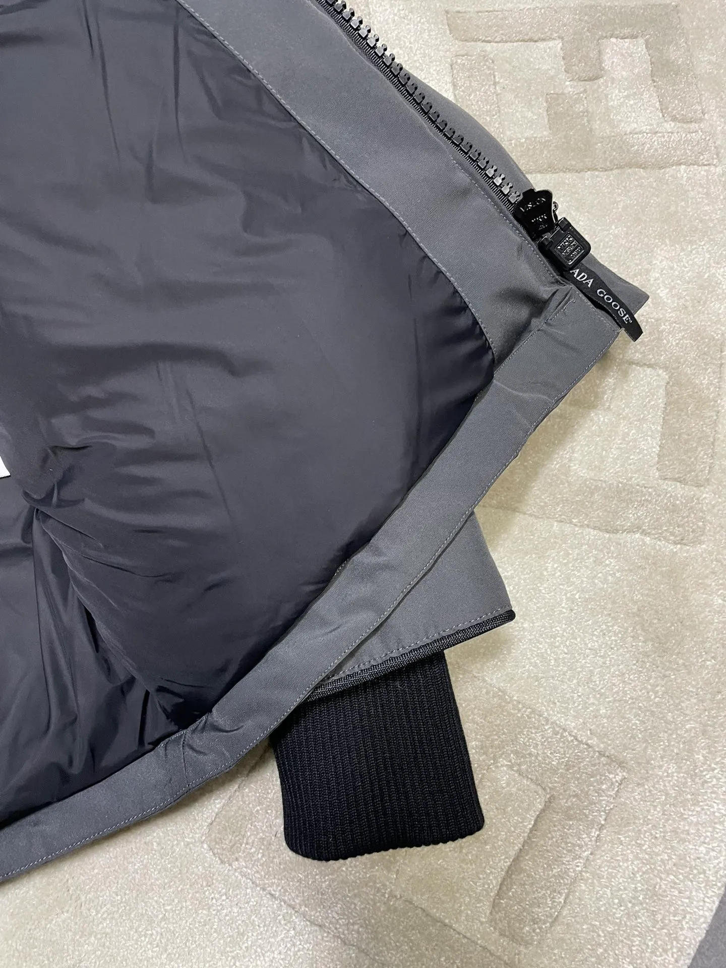P800 forester men's new model black 24 models Canada Goose (Canada Goose) Men's model xs-xxl The highest version on the market! 🔥 Recommendation of single product for autumn and winter hard goods # Produced by OEM canada goose # The Canadian brand canada goose has always been recognized as the warmest down jacket, and its existence can often be seen in the winter street photos of various celebrities. I make Canada Goose every year, but I still can’t get rid of my love for it. No matter how cold the weather is, there’s no need to be afraid! Because this year, as always, we will provide you with ruthless goods and prepare large quantities of goods. I believe that the market has become a bit chaotic, but we are not afraid. Only good things are competitive, not comparing prices! No one is stupid enough to quote a high price and send old customers away! Look at price in the short term and quality in the long term! If you care about quality, please respect its price! If what you want is cheap, please don't expect good quality! You get what you pay for, this is the rule of the market! We really value quality. It is only worn by the one who understands you! Filling content: 90 international standard duck down! I won’t say much more, everyone sells their own goods! Regarding the down content, you can feel it with your hands. There is nothing wrong with good down. Another customer said that the clothes are very light, but the ones on the market are very heavy. For us insiders, adding some filament to the clothes will make them look bulging and heavy. But we won't do that! 🔥Pure original fidelity! 🔥Everyone who has been cooperating with us in the past few years knows that the large-scale wholesale market products are incomparable to us. You are welcome to visit the brick cabinet and then come to my home to buy! It is the legendary warmest down jacket. A goose and a single layer of clothing can withstand minus 20 degrees Celsius! Known as a must-have for Arctic outdoor sports! The most popular down jacket in the world, celebrities are rushing to buy it, it is a must-have!